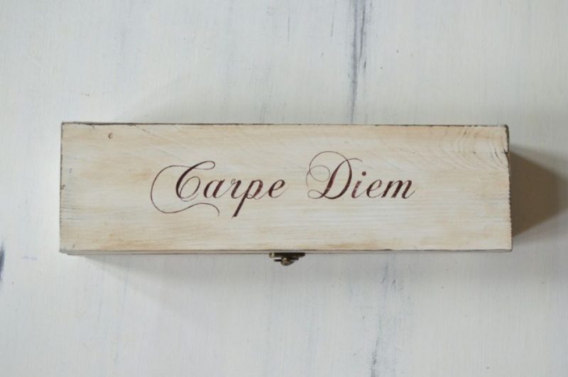 Cutie de vin pictata manual - Carpe Diem