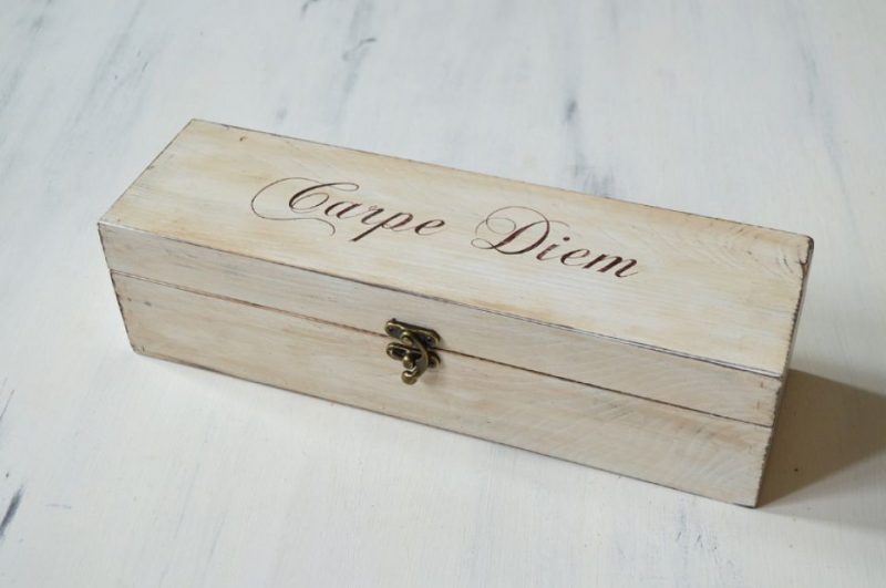 Cutie de vin pictata manual - Carpe Diem