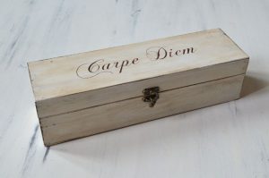 Cutie de vin pictata manual - Carpe Diem