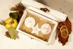 Set cadou - cutie personalizata Primul Craciun cu 3 ornamente de brad