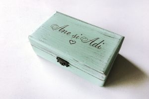 Cutie verighete personalizata cu numele mirilor si data nuntii - Mint to be