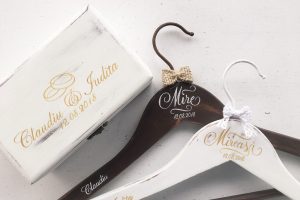 Set umerase si cutie de verighete personalizate cu numele mirilor si data nuntii