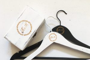 Set umerase si cutie de verighete personalizate cu logo-ul nuntii