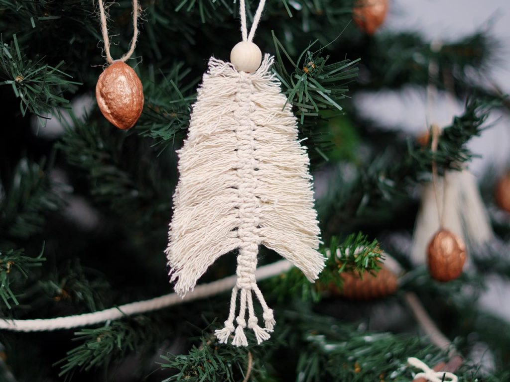 Xmas ornament pentru brad realizat manul din macrame forma de bradut