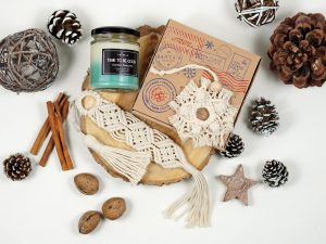 set cadou de Craciun - lumanare parfumata, semn de carte macrame si o decoratiune de brad macrame