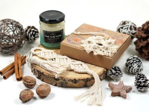 set cadou de Craciun - lumanare parfumata, semn de carte macrame si o decoratiune de brad macrame 5