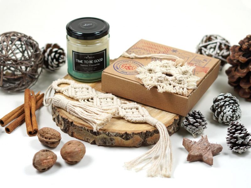 set cadou de Craciun - lumanare parfumata, semn de carte macrame si o decoratiune de brad macrame 5
