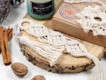 set cadou de Craciun - lumanare parfumata, semn de carte macrame si o decoratiune de brad macrame 4